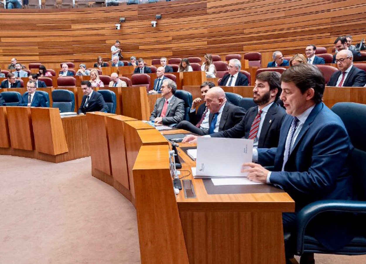 Alfonso Fernández Mañueco (derecha) y a su lado Juan García-Gallardo, durante el pleno de este martes. Cortes de Castilla y León.