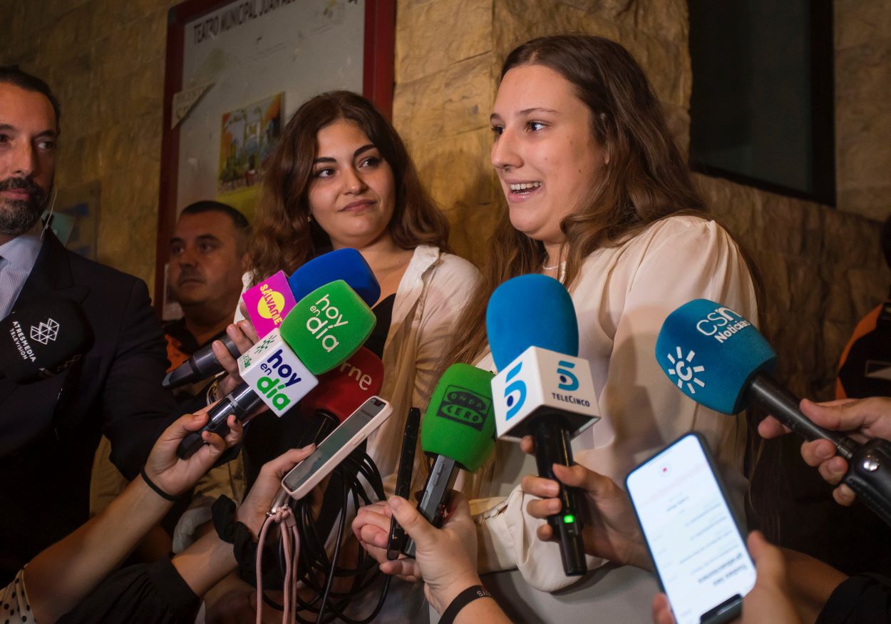 Las hijas de Jesús Quintero atienden a los medios durante la capilla ardiente del periodista en el centro sociocultural Jesús Quintero de San Juan del Puerto. A. PÉREZ/EP