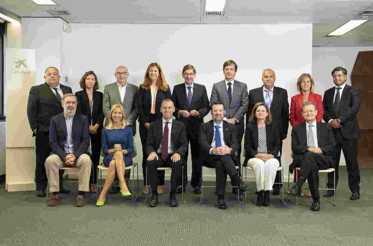 El presidente de CaixaBank con los miembros del Comité Consultivo de accionistas. Europa Press