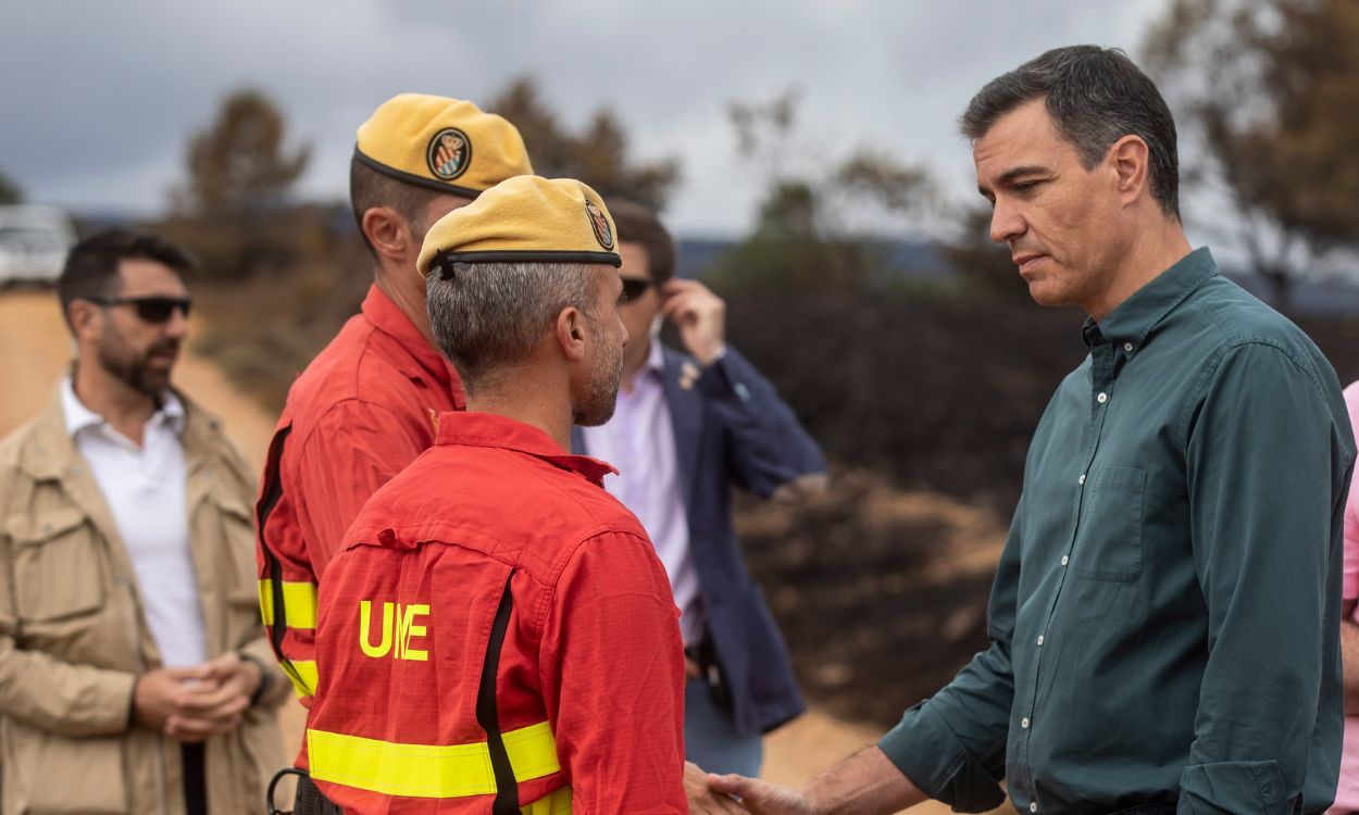 El presidente del Gobierno, Pedro Sánchez, saluda a dos efectivos de la UME durante su visita a una de las zonas afectadas por el incendio forestal en la Sierra de la Culebra