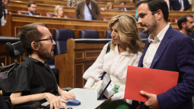 El portavoz de Unidas Podemos en el Congreso, Pablo Echenique, conversa con la vicepresidenta segunda y ministra de Trabajo y Economía Social, Yolanda Díaz, y el ministro de Consumo, Alberto Garzón
