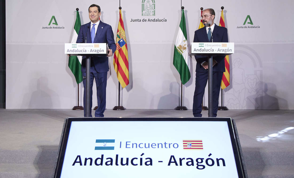 El presidente andaluz, Juan Manuel Moreno, con el presidente de Aragón, Javier Lambán, tras el I Encuentro Andalucía-Aragón. JOAQUÍN CORCHERO/EP