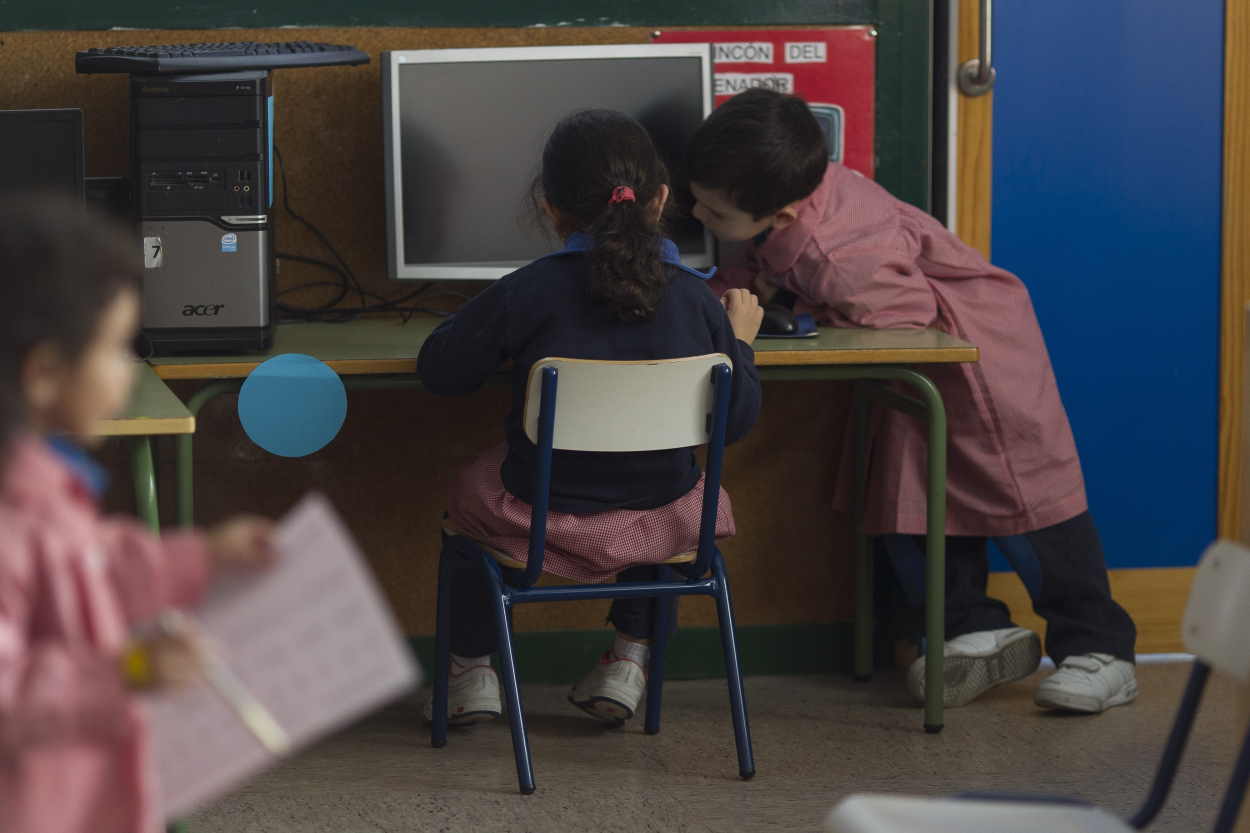 Dos alumnos de Educación Infantil utilizan un ordenador. EP