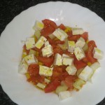 Ensalada de apio y tomate con queso fresco y garbanzos fritos con chorizo