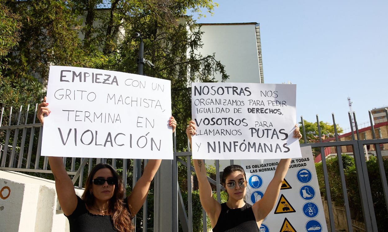 Residentes del Colegio Mayor Santa Mónica protestan contra las proclamas machistas del Elías Ahuja. EP.