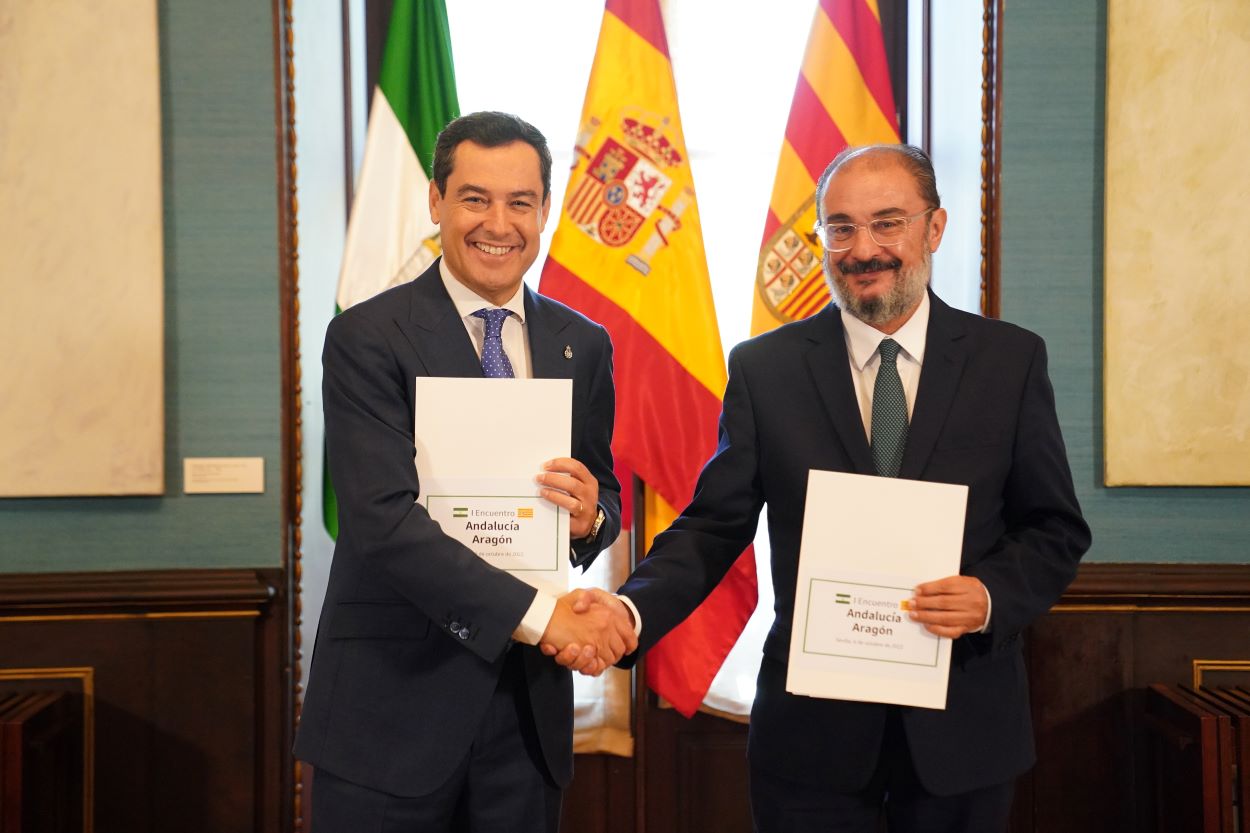 Juan Manuel Moreno y Javier Lambán, posando para los gráficos ayer en el Palacio de San Telmo. JUNTA DE ANDALUCIA