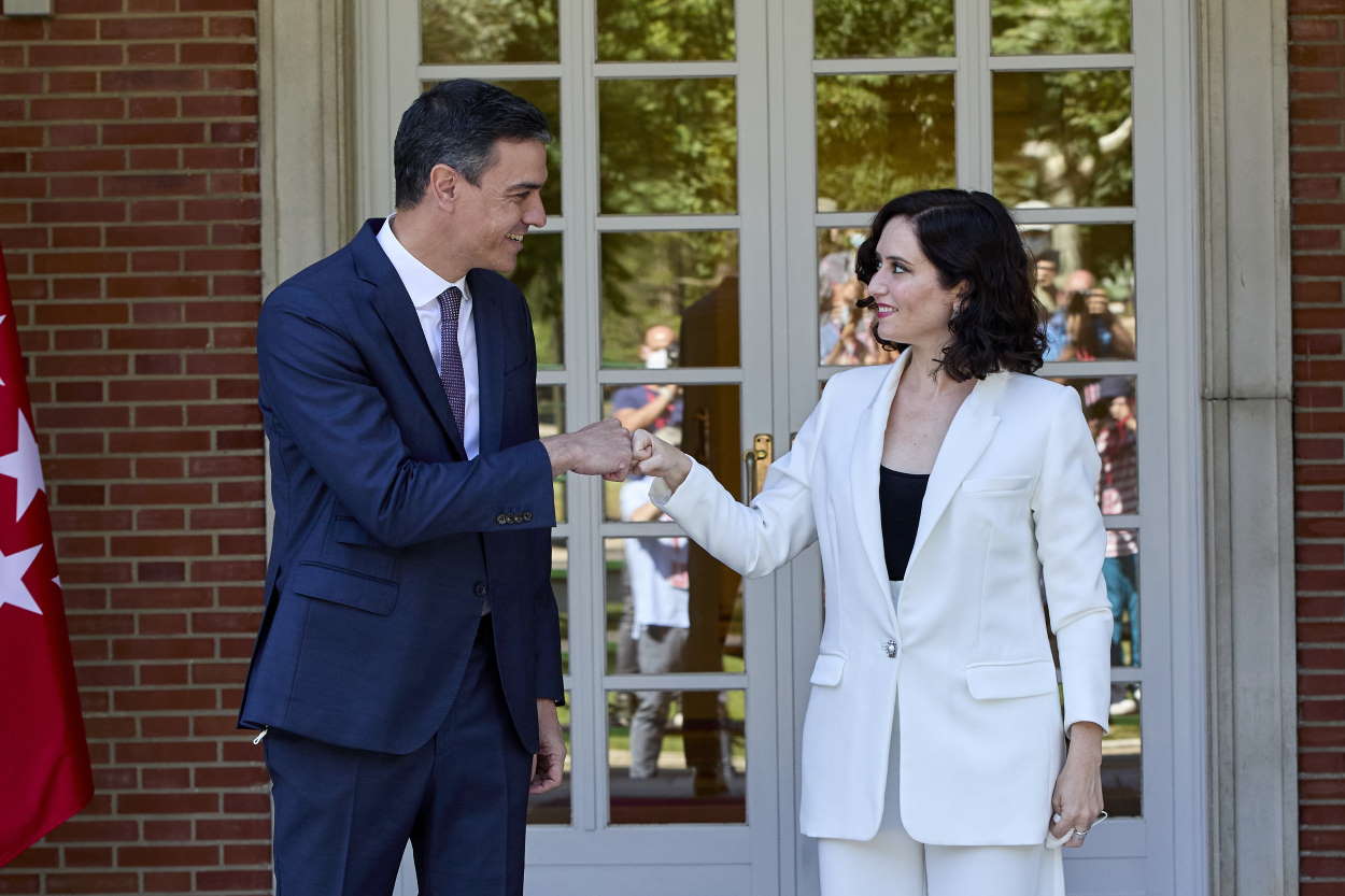 El presidente del Gobierno, Pedro Sánchez, recibe a la presidenta de la Comunidad de Madrid, Isabel Díaz Ayuso. EP
