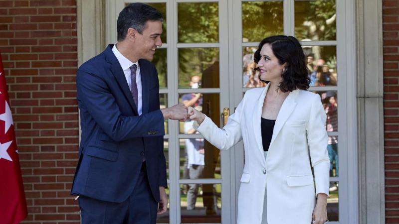 El presidente del Gobierno, Pedro Sánchez, recibe a la presidenta de la Comunidad de Madrid, Isabel Díaz Ayuso. EP