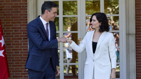 El presidente del Gobierno, Pedro Sánchez, recibe a la presidenta de la Comunidad de Madrid, Isabel Díaz Ayuso. EP