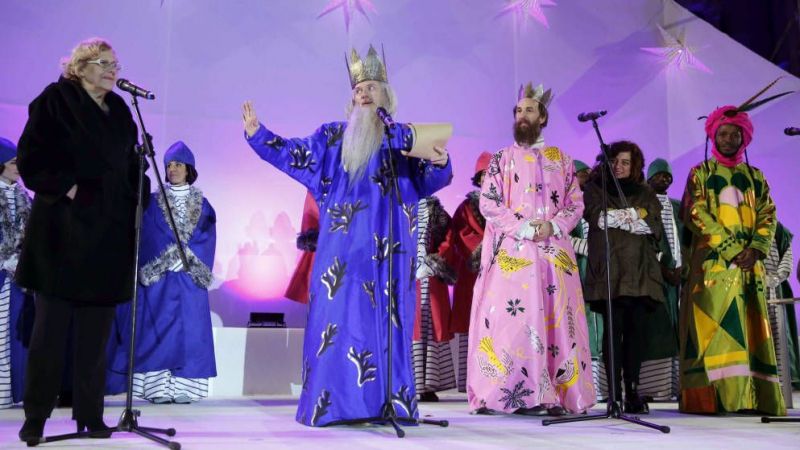 Manuela Carmena junto a los Reyes Magos 'hipsters' de la cabalgata de Navidad de 2016