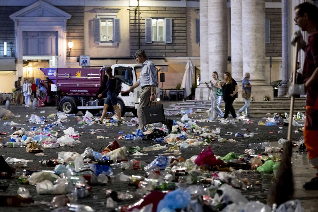 Así quedó la Piazza del Popolo tras el paso por ella de la hinchada bética, ayer jueves antes del partido con la Roma. TGCOM24 