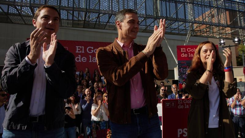 El candidato del partido socialista a la presidencia de la Comunidad de Madrid, Juan Lobato; el presidente del Gobierno y secretario general del PSOE, Pedro Sánchez; y la alcaldesa de Getafe, Sara Hernández Barroso