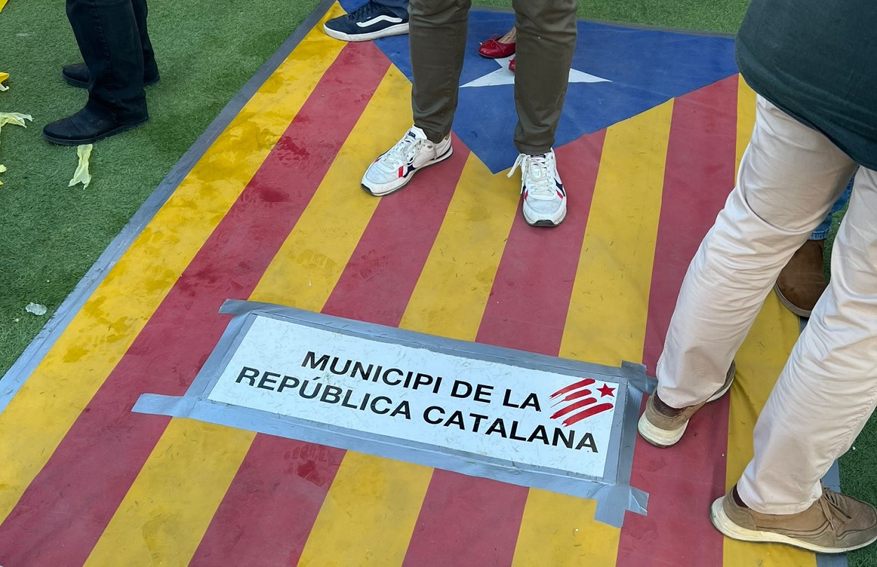 La estelada, usada como alfombra en el evento de Vox. ElPlural.com