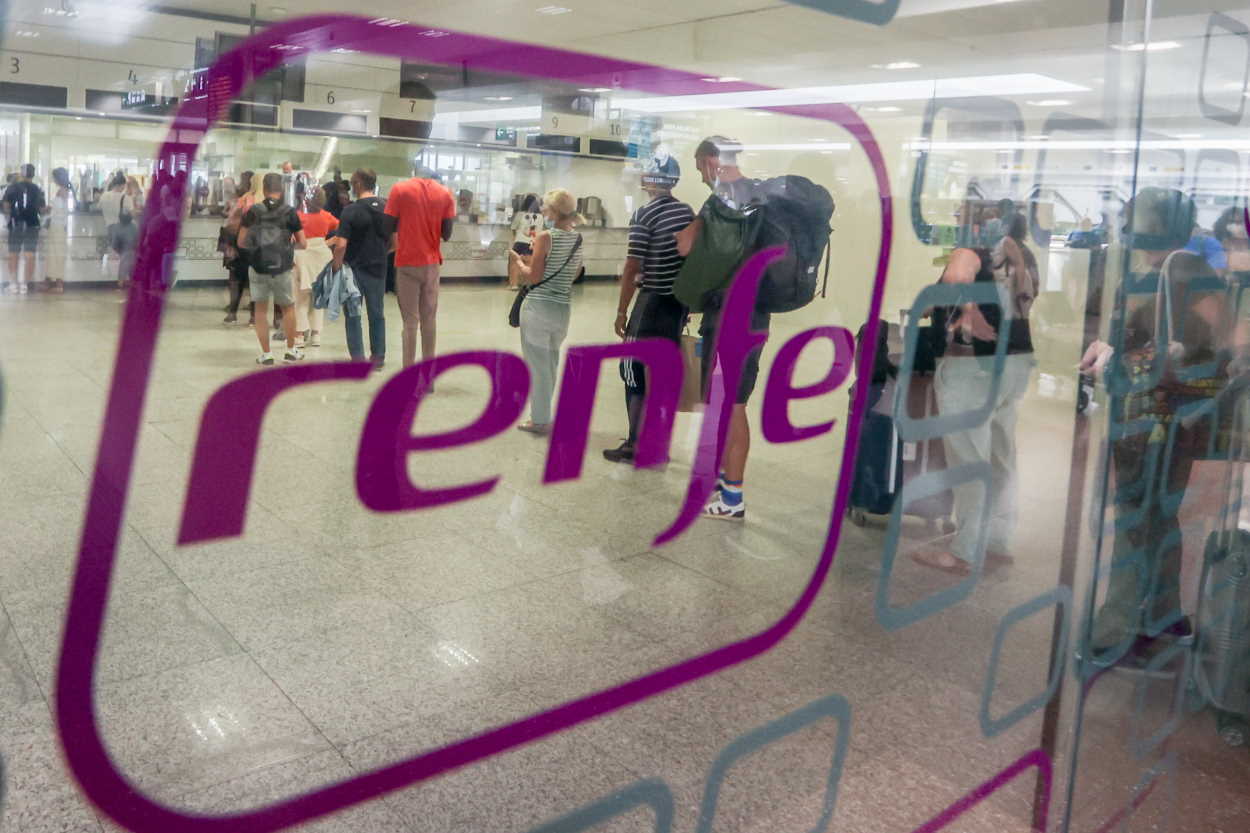 Pasajeros de Renfe esperan a ser atendidos en la estación de Chamartín. EP