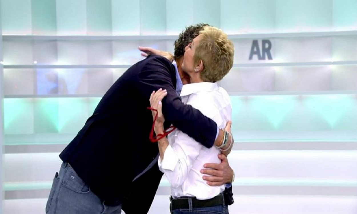 Ana Rosa Quintana y Joaquín Prat se funden en un abrazo. Mediaset