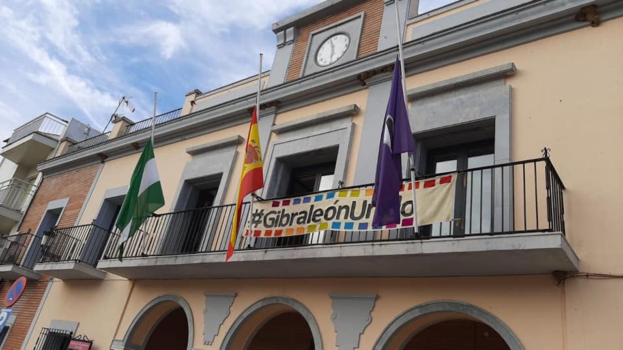 Banderas a media asta en señal de luto en el Ayuntamiento de Gibraleón (Huelva).