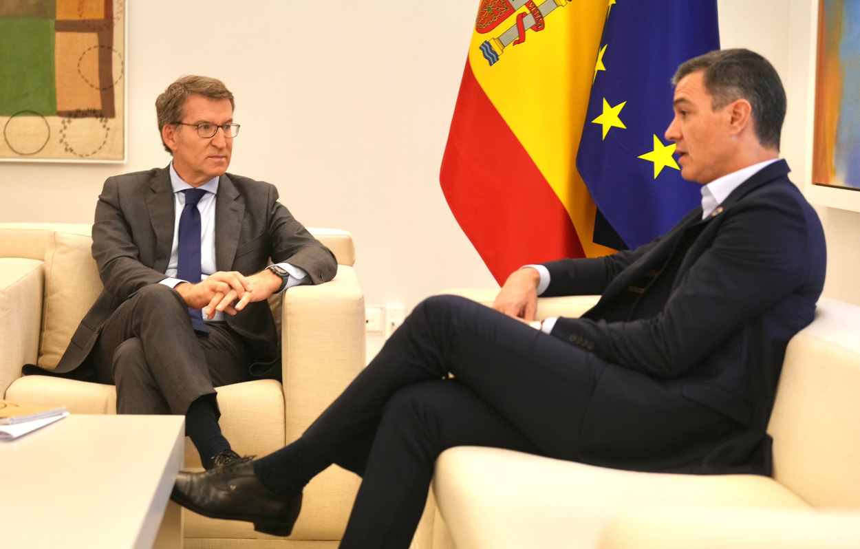 Pedro Sánchez junto a Alberto Núñez Feijóo. Fotografía de David Mudarra