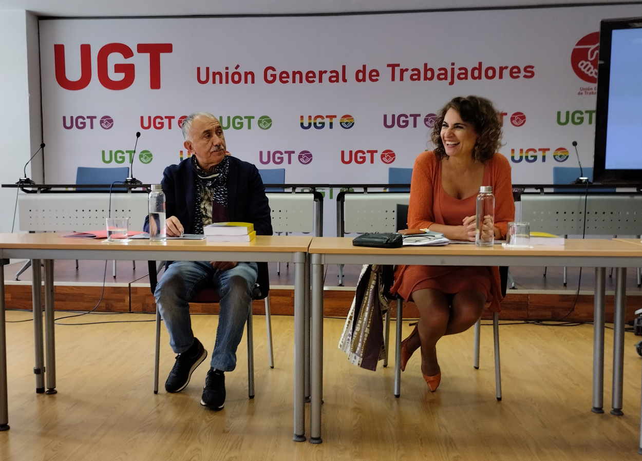 Pepe Álvarez, secretario general de UGT, y Maria Jesús Montero, ministra de Hacienda y Función Pública, en los momentos previos a la reunión