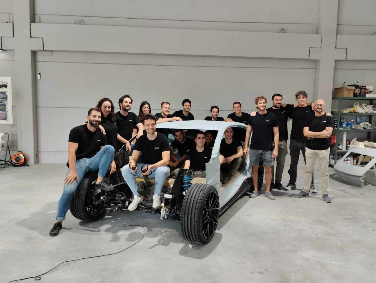 El equipo de Liux con su prototipo aún por montar