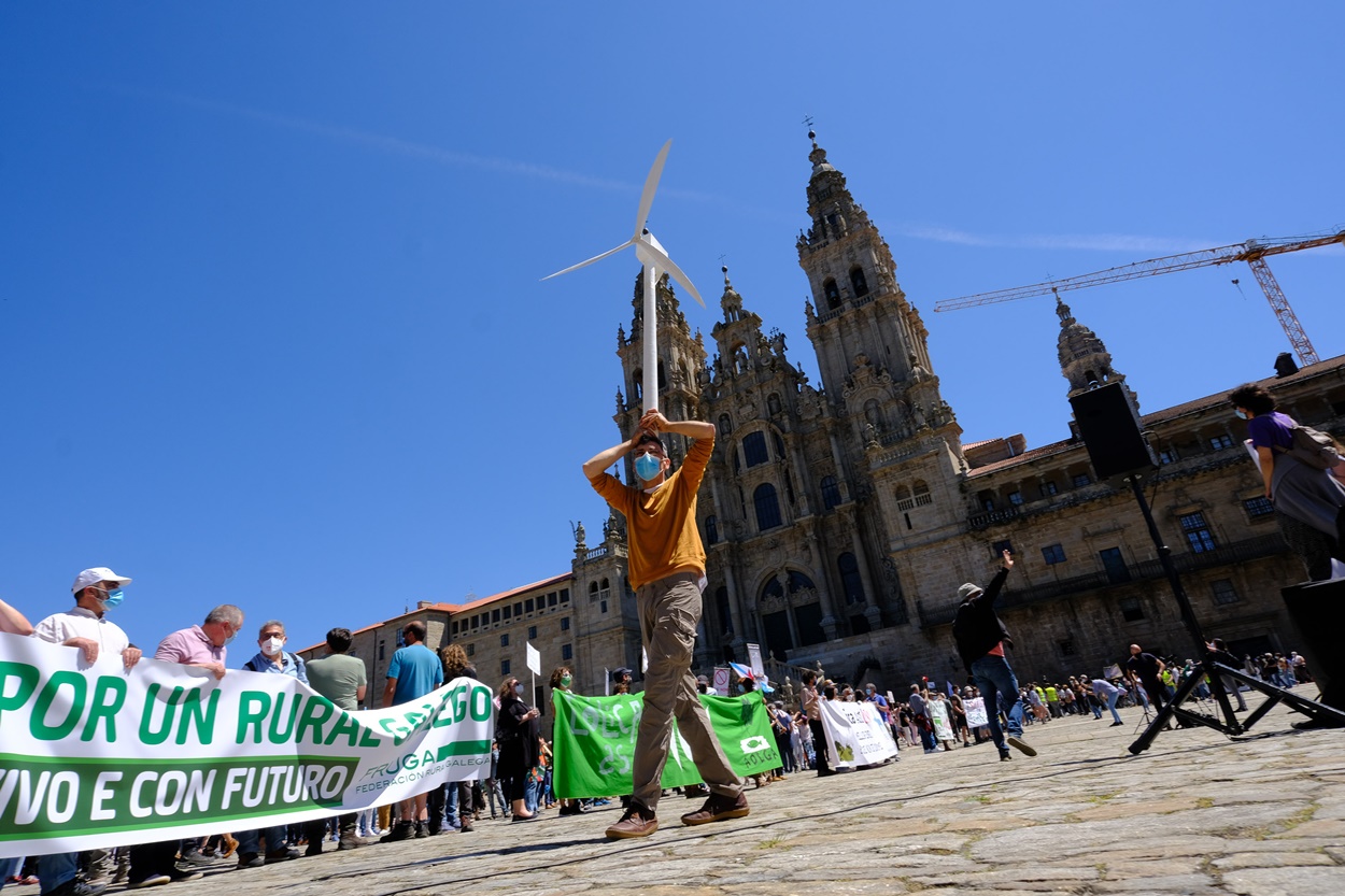Imagen de una marcha en Santiago contra los parques eólicos en zonas verdes de Galicia (Foto: Europa Press / Archivo).