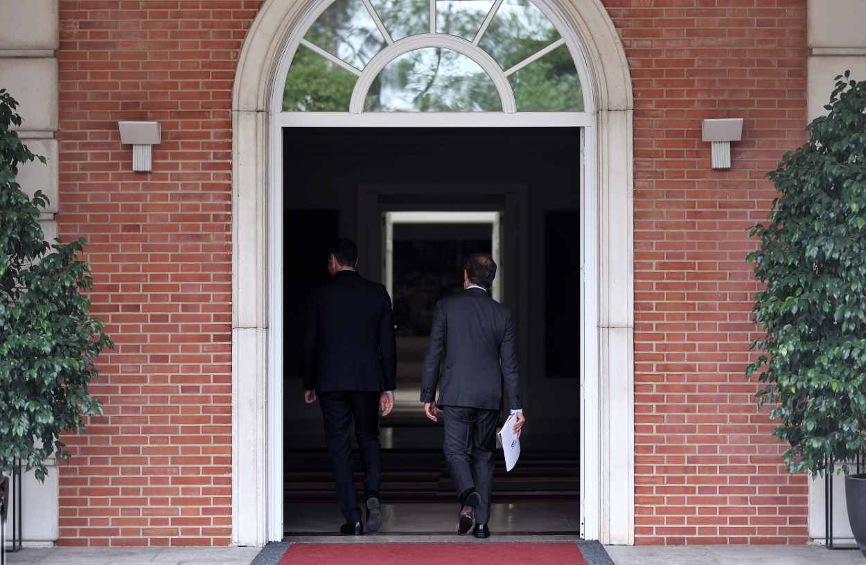 Pedro Sánchez y Alberto Núñez Feijóo, a su llegada a una reunión en La Moncloa. EP