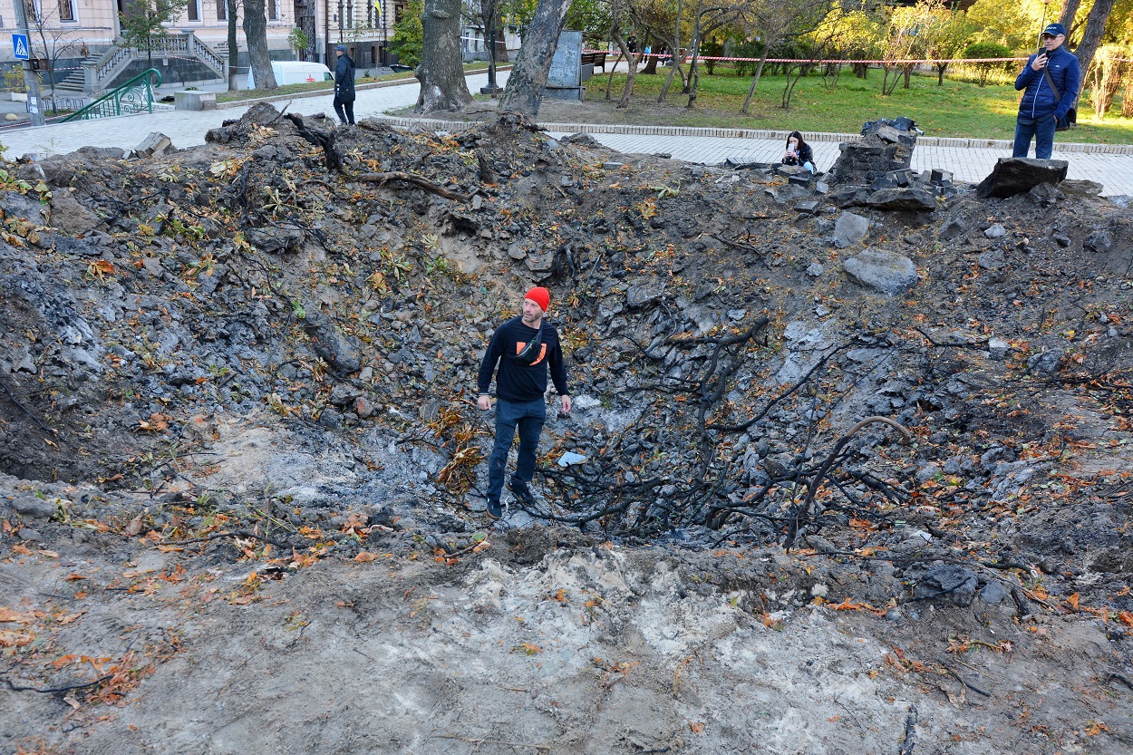 Cráter por una explosión en Kiev, Ucrania. EP.