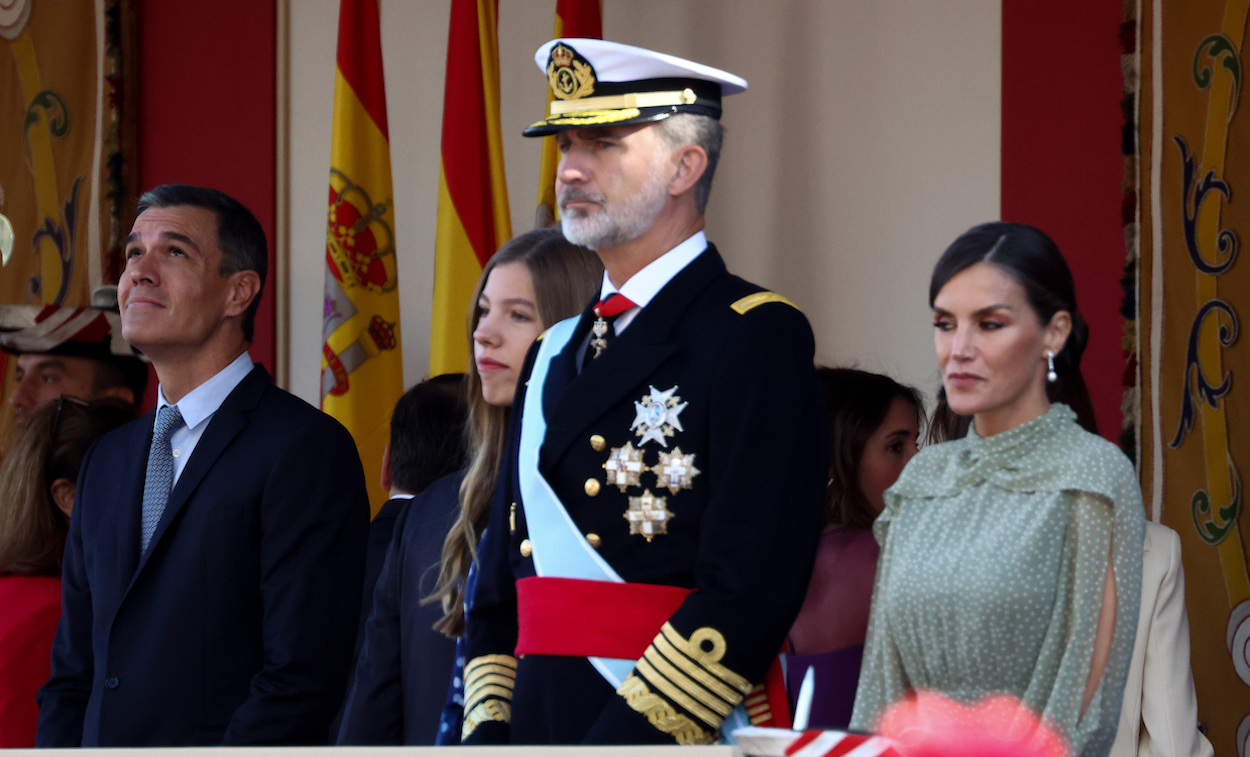 Sánchez junto a los monarcas en el desfile militar del 12 de octubre. EP