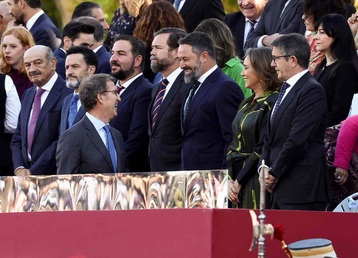 El líder del PP, Alberto Núñez Feijóo, y el de Vox, Santiago Abascal, ríen a carcajadas en el desfile del 12 de octubre