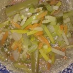 Sopa de verduras con puntas de alas de pollo y alas de pollo con castañas