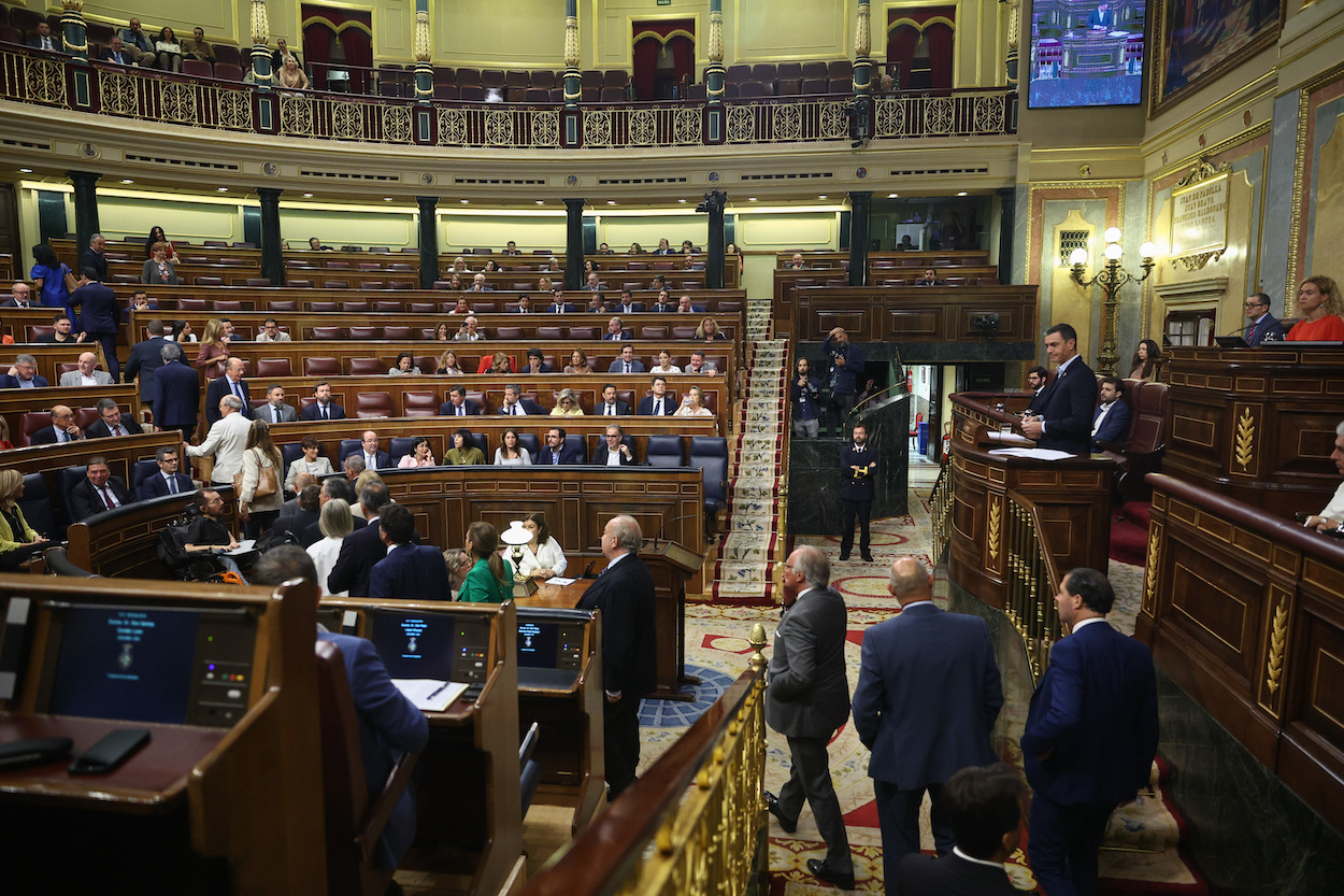 Los diputados de Vox entran al pleno tarde mientras el presidente del Gobierno, Pedro Sánchez interviene durante una sesión plenaria en el Congreso de los Diputados,