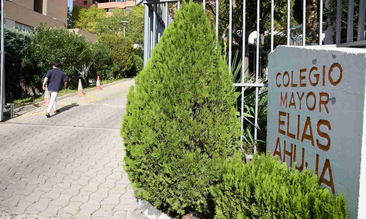 Entrada del Colegio Mayor Elías Ahuja. EP