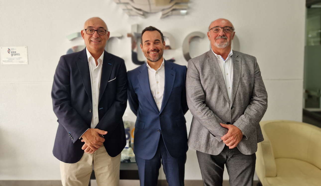 Jaime Martín, Director Ejecutivo de Refino y Química de Repsol. A izquierda y derecha, respectivamente, Jorge Ramis y Juan Manuel Erum, socios fundadores de Acteco