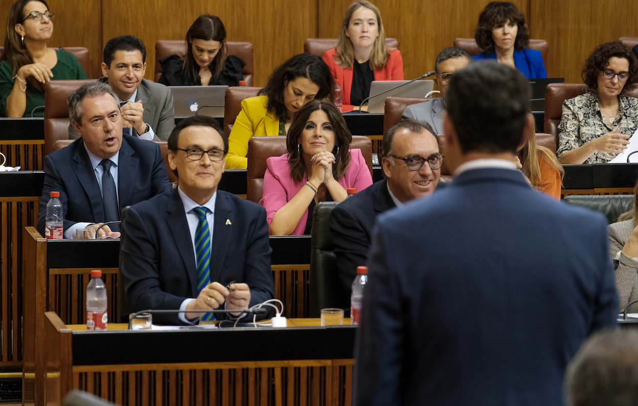 El portavoz socialista, Juan Espadas, escucha la respuesta del presidente de la Junta. PARLAMENTO DE ANDALUCÍA