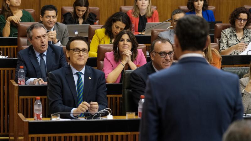 El portavoz socialista, Juan Espadas, escucha la respuesta del presidente de la Junta. PARLAMENTO DE ANDALUCÍA