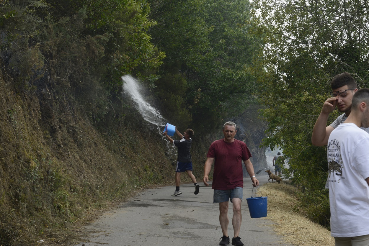 Vecinos ayudan en la extinción del incendio ocurrido a finales de julio pasado en O Barco de Valdeorras, Ourense (Foto: Europa Press).