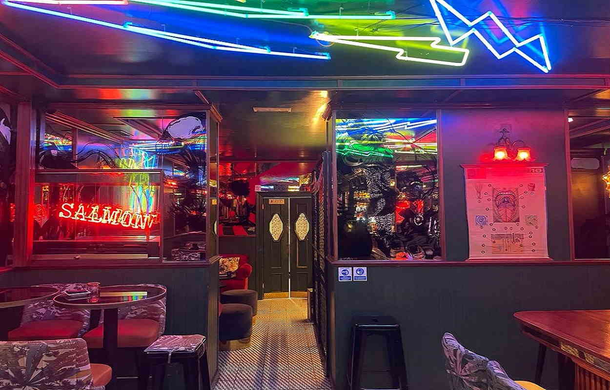 Interior del bar Salmon Guru, considerado el mejor de Madrid. ElPlural.com.