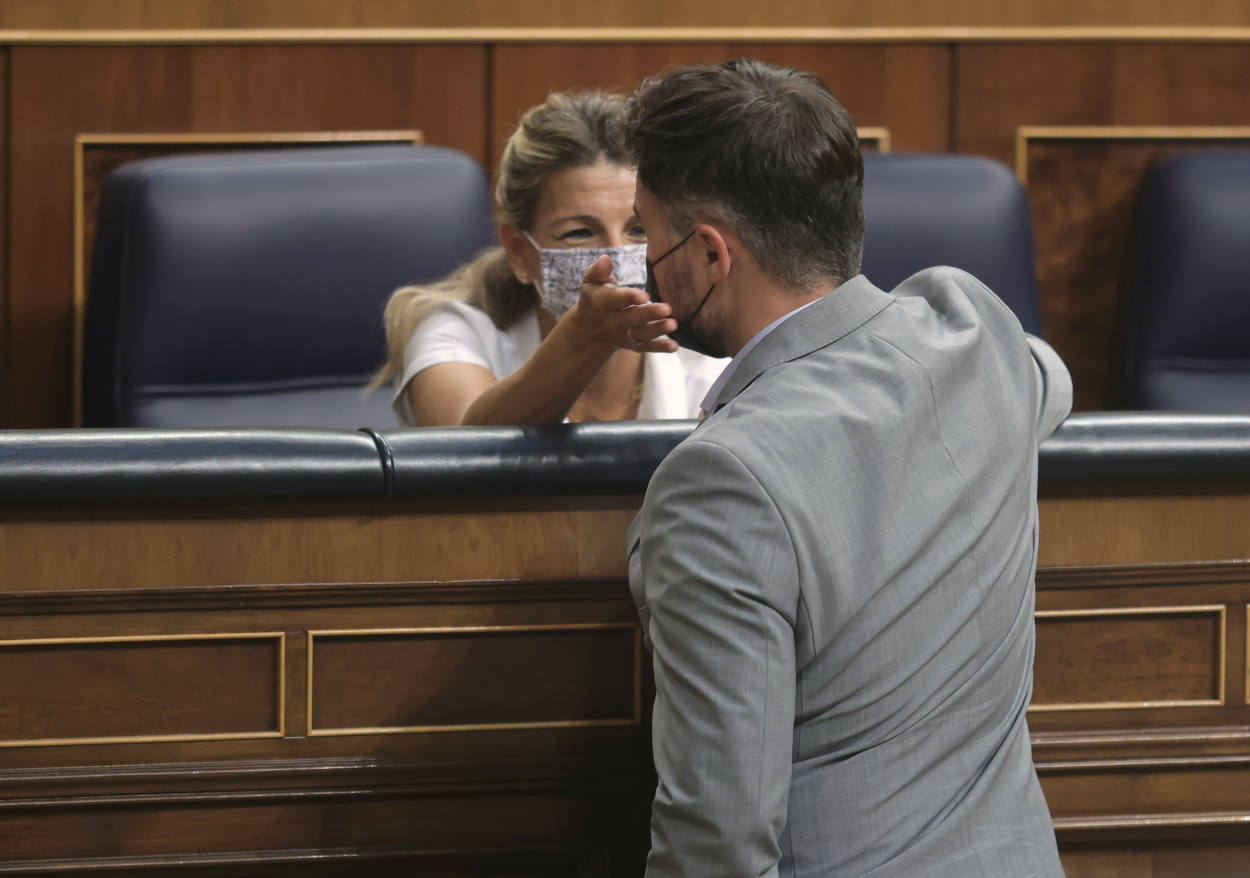 La vicepresidenta segunda del Gobierno y ministra de Trabajo y Economía Social, Yolanda Díaz, conversa con el portavoz parlamentario de la ERC, Gabriel Rufián. EP