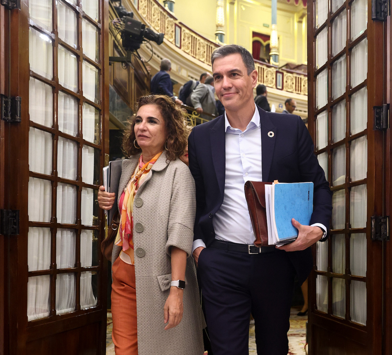 El presidente del Gobierno, Pedro Sánchez y La ministra de Hacienda, María Jesús Montero, ha su salida de la sesión plenaria en el Congreso de los Diputados