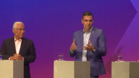 Pedro Sánchez, junto a António Costa, durante el Congreso que celebra el PES en Berlín. Twitter.