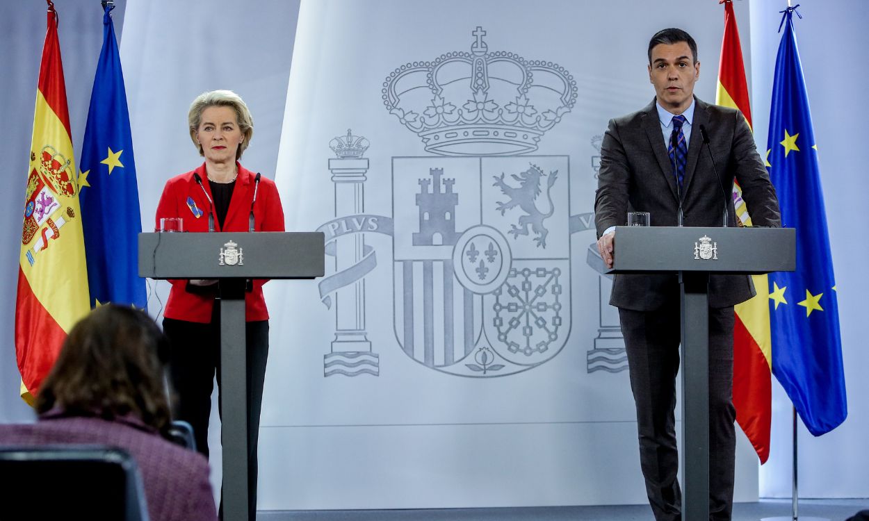La presidenta de la Comisión Europea, Ursula von der Leyen, y el presidente del Gobierno, Pedro Sánchez, en rueda de prensa tras su reunión en La Moncloa, a 5 de marzo de 2022, en Madrid (España).