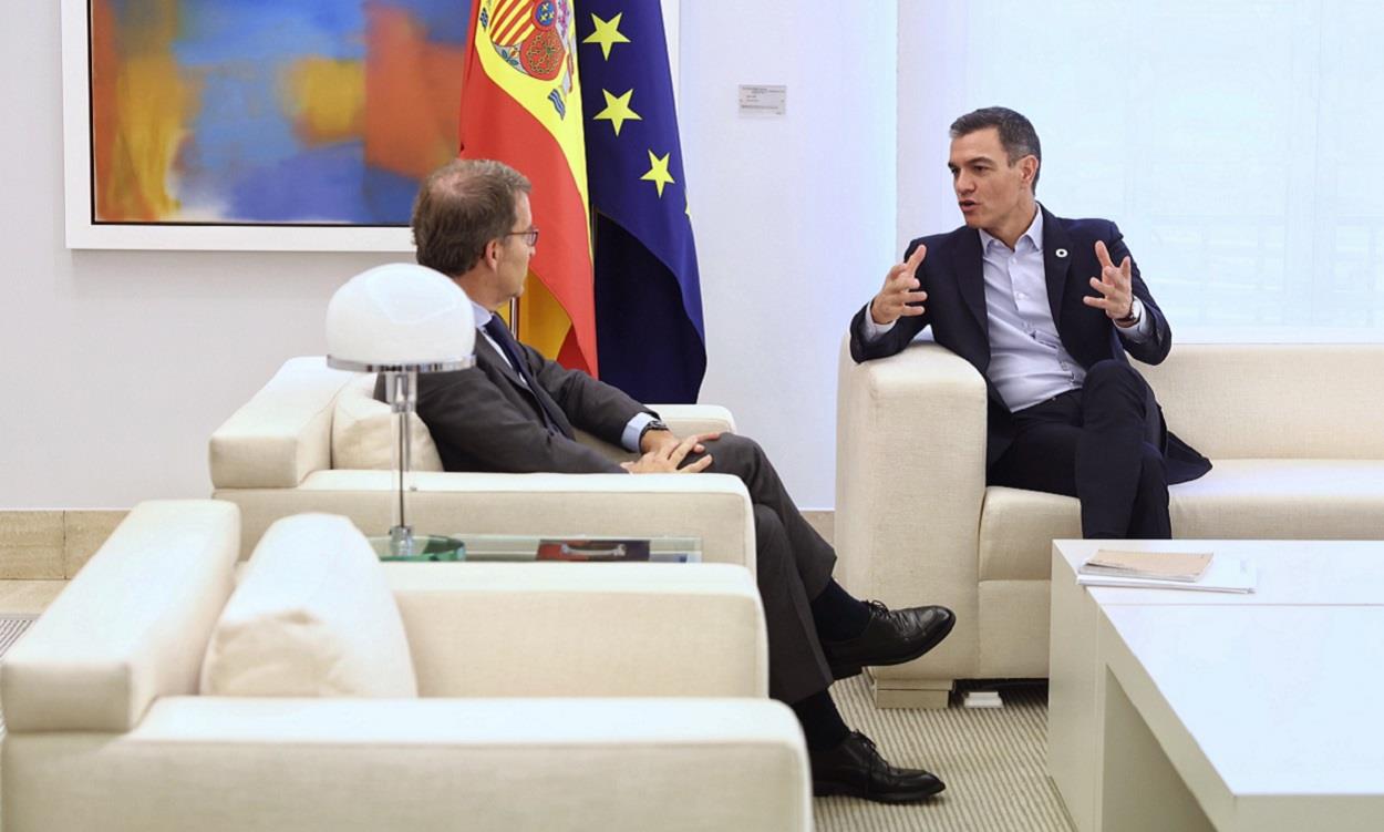 Pedro Sánchez y Alberto Núñez Feijóo, reunidos en La Moncloa. EP