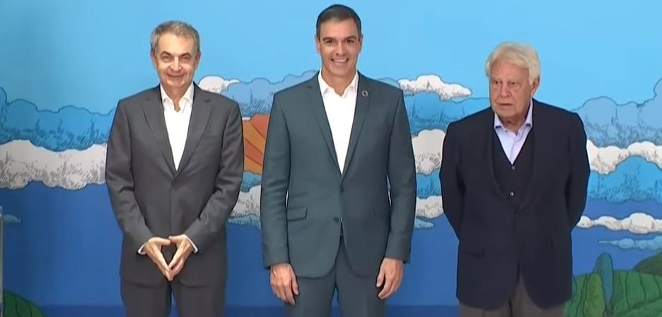 Los expresidentes del Gobierno José Luis Rodríguez Zapatero y Felipe González, junto al actual jefe del Ejecutivo, Pedro Sánchez. EP