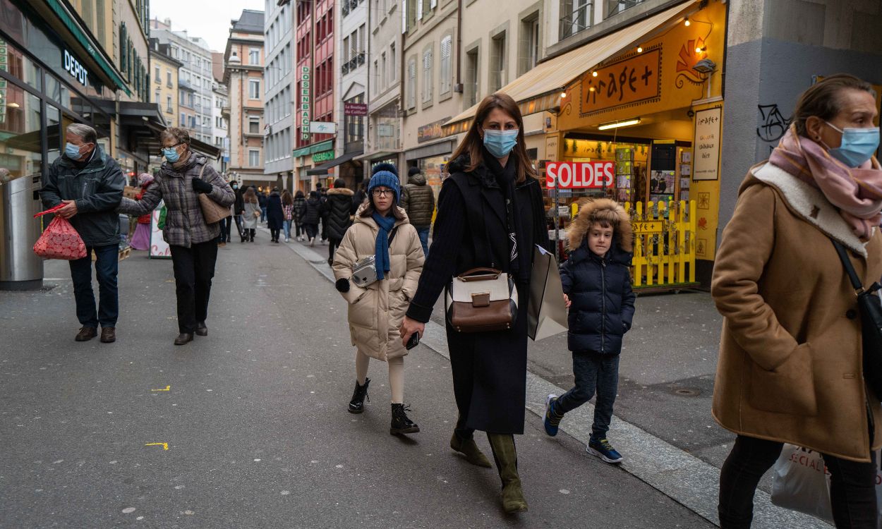 Personas paseando con mascarilla por la calle. EP.