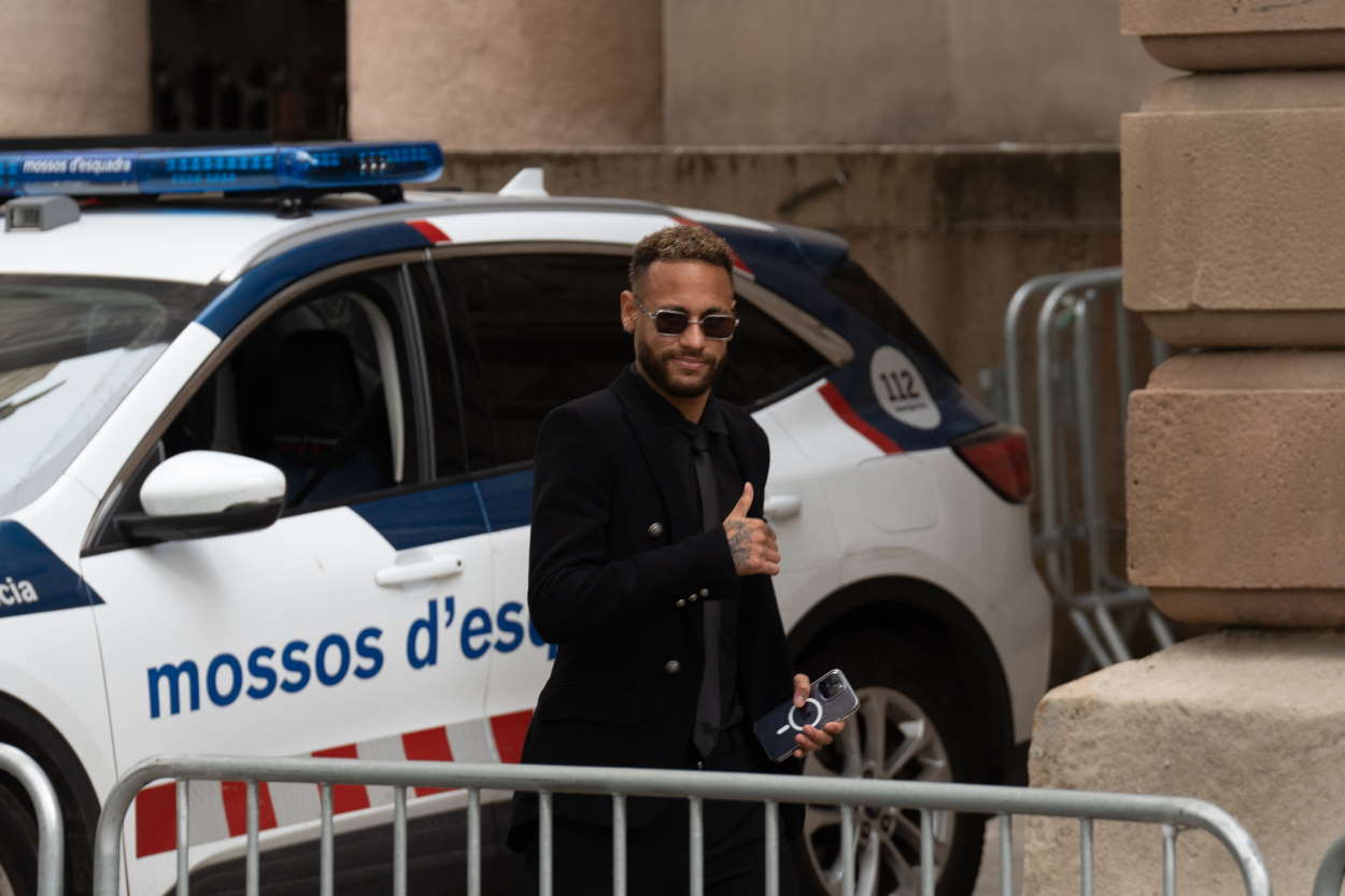El delantero del PSG Neymar,  su salida del juicio por el ‘caso Neymar 2’, en la Audiencia de Barcelona. EP