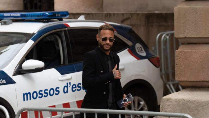 El delantero del PSG Neymar, su salida del juicio por el ‘caso Neymar 2’, en la Audiencia de Barcelona. EP