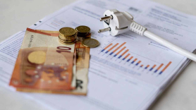 El precio de la luz se desploma a un mínimo en la última década de 0,59 euros/MWh. EP.