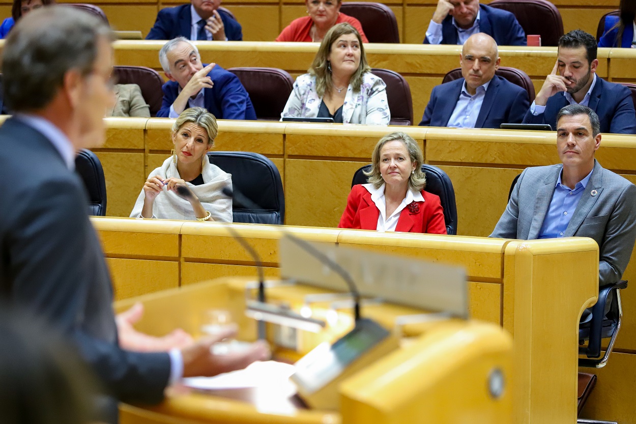 El presidente del Gobierno, Pedro Sánchez, escucha al líder del PP, Alberto Núñez Feijóo, en el senado. Fernando Astasio.