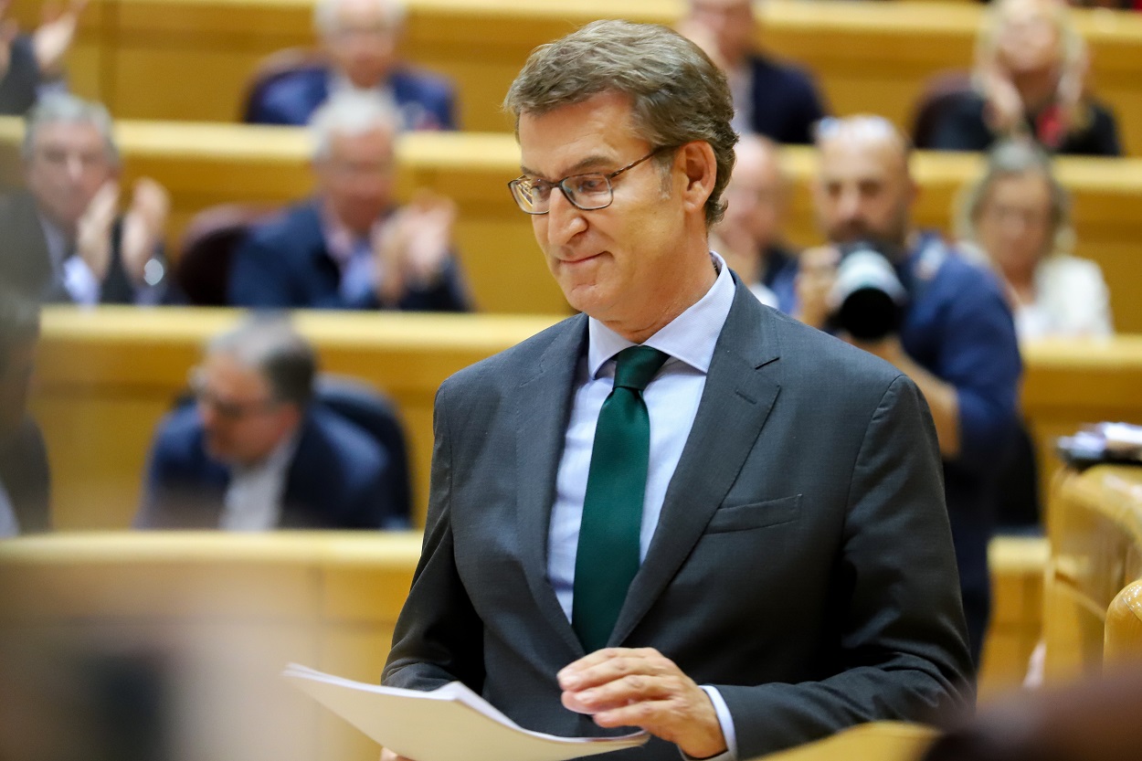 El líder del PP, Alberto Núñez Feijóo, sujeta su discurso durante un debate en el Senado. Fernando Astasio.