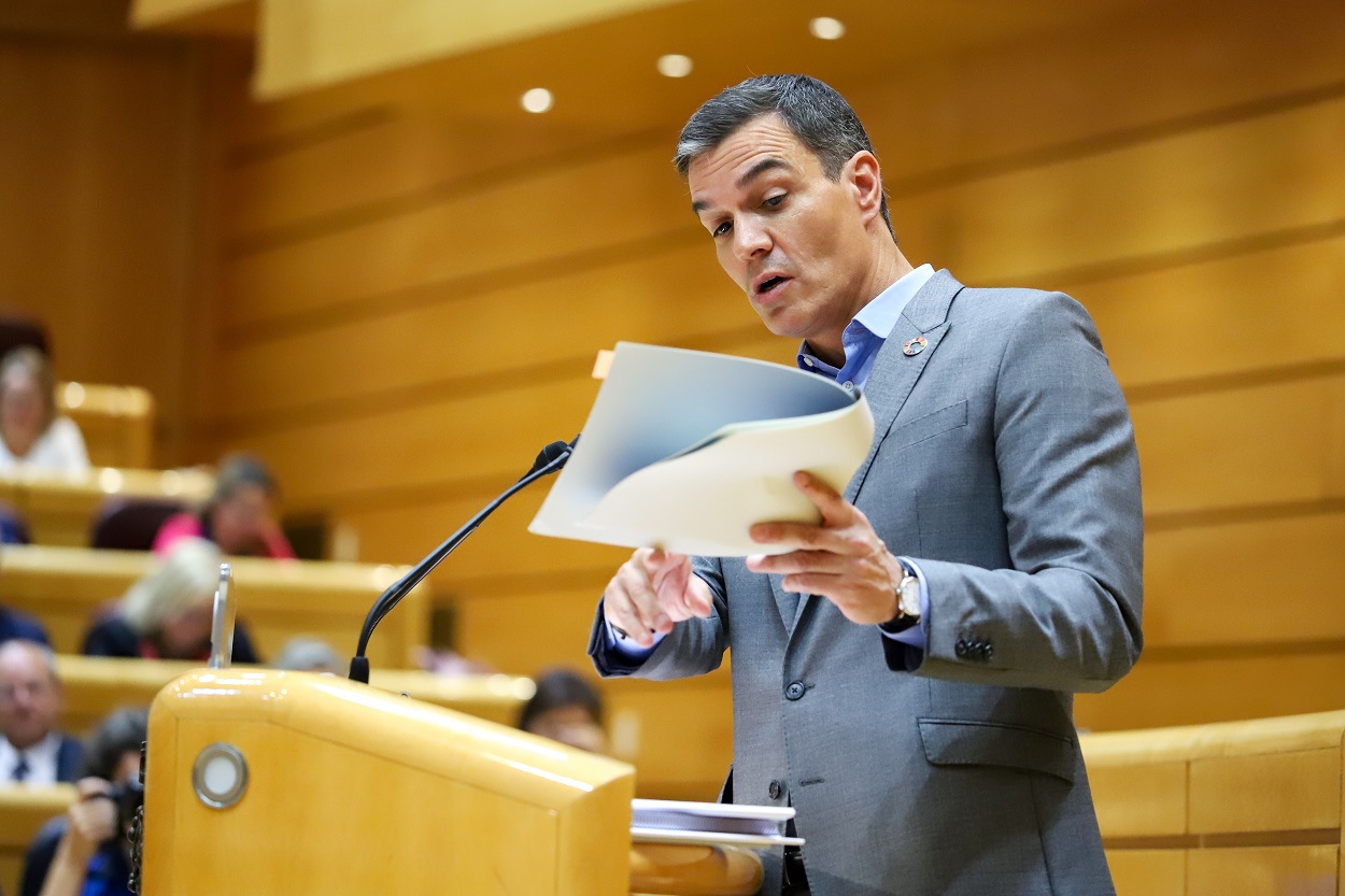 El presidente del Gobierno, Pedro Sánchez, enseña unos gráficos durante su cara a cara con Feijóo. Fernando Astasio.