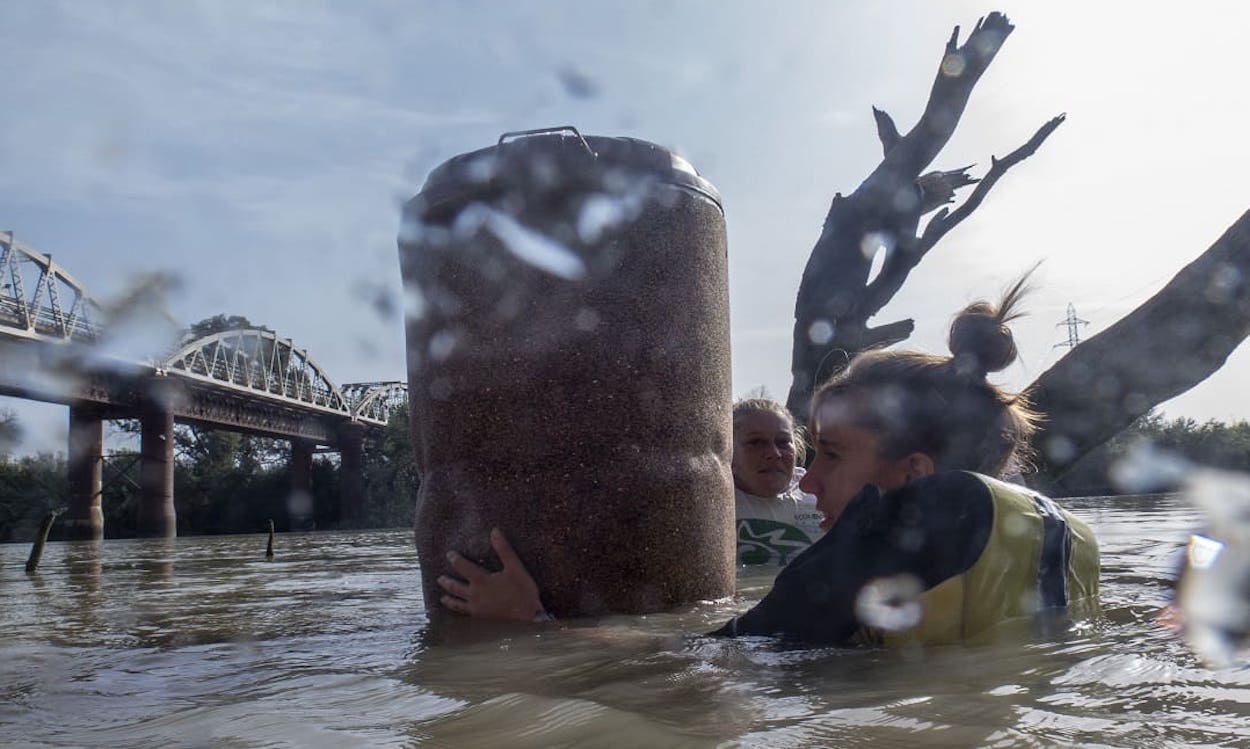 Activistas de Ecologistas en Acción simulan el taponamiento del vertido de la Mina las Cruces, ubicada en los términos municipales sevillanos de Gerena, Salteras y Guillena. EA